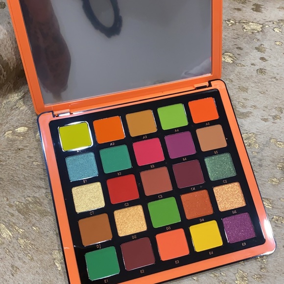 NORVINA Pro Pigment Eyeshadow Palette Vol. 3 - Picture 4 of 5